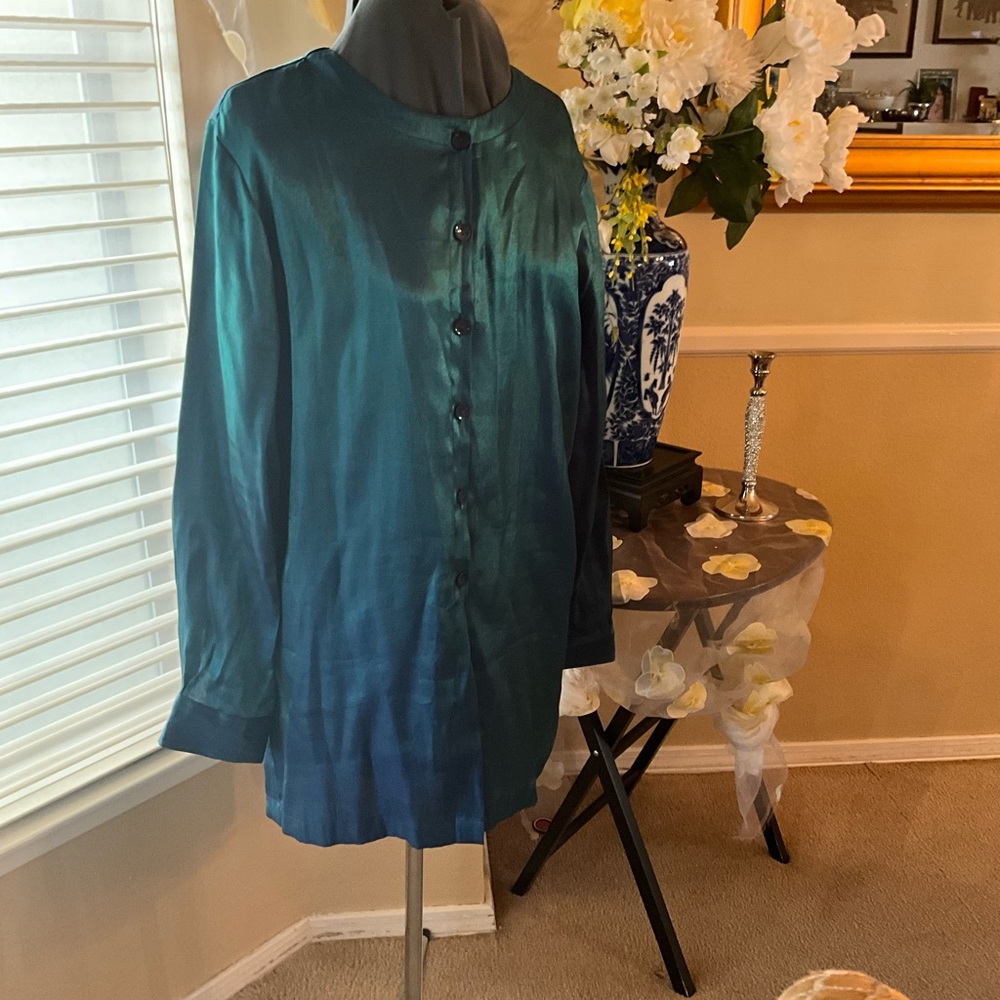 Vintage highly sought after for its metallic peacock color.  Reduction sale 2026